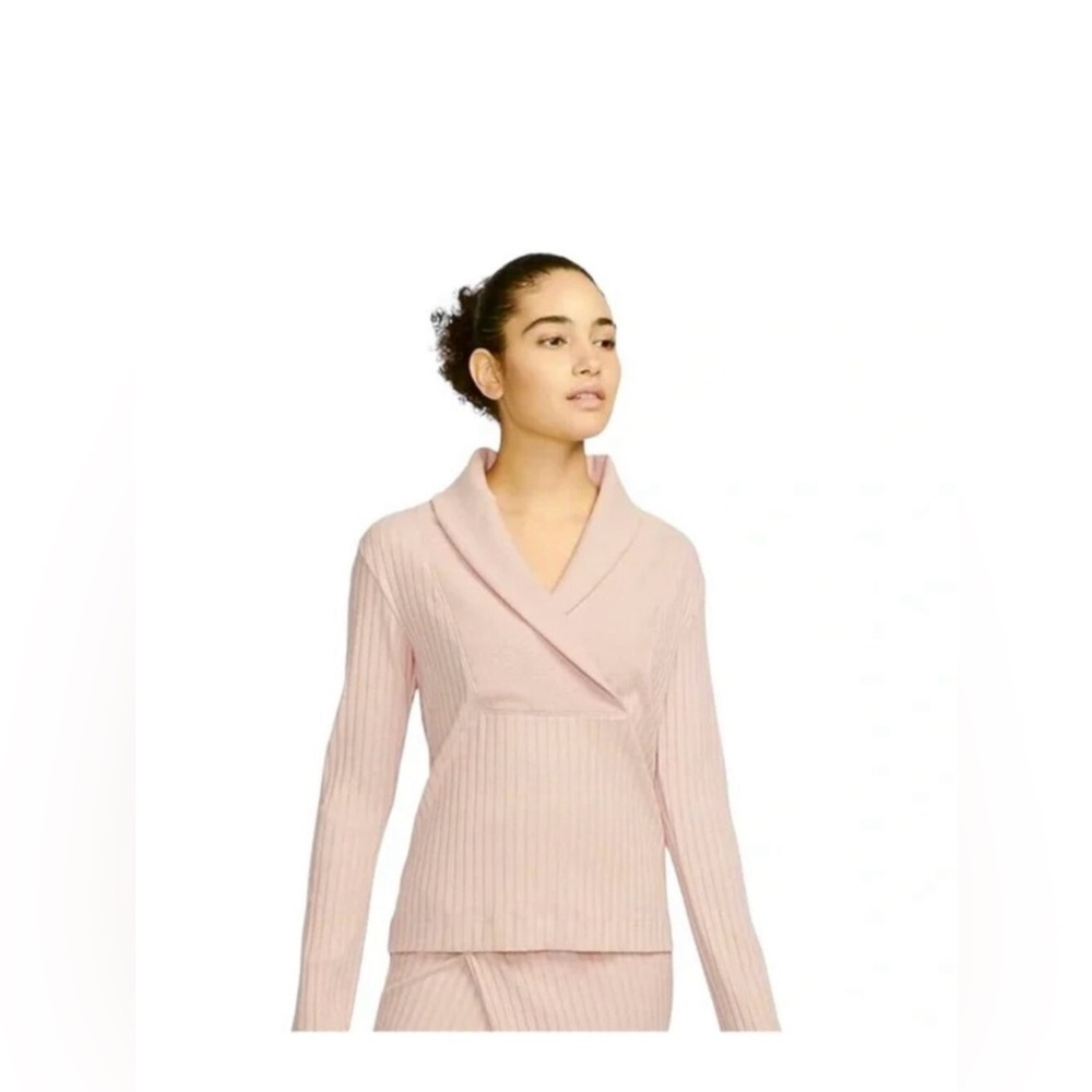 3/$20 Women’s Nike Yoga top